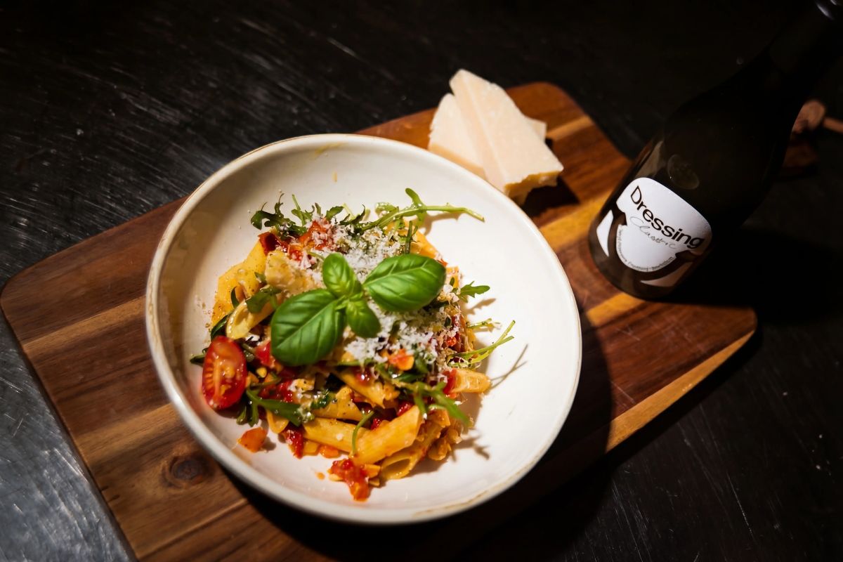 Italienischer Penne-Nudelsalat mit Rucola