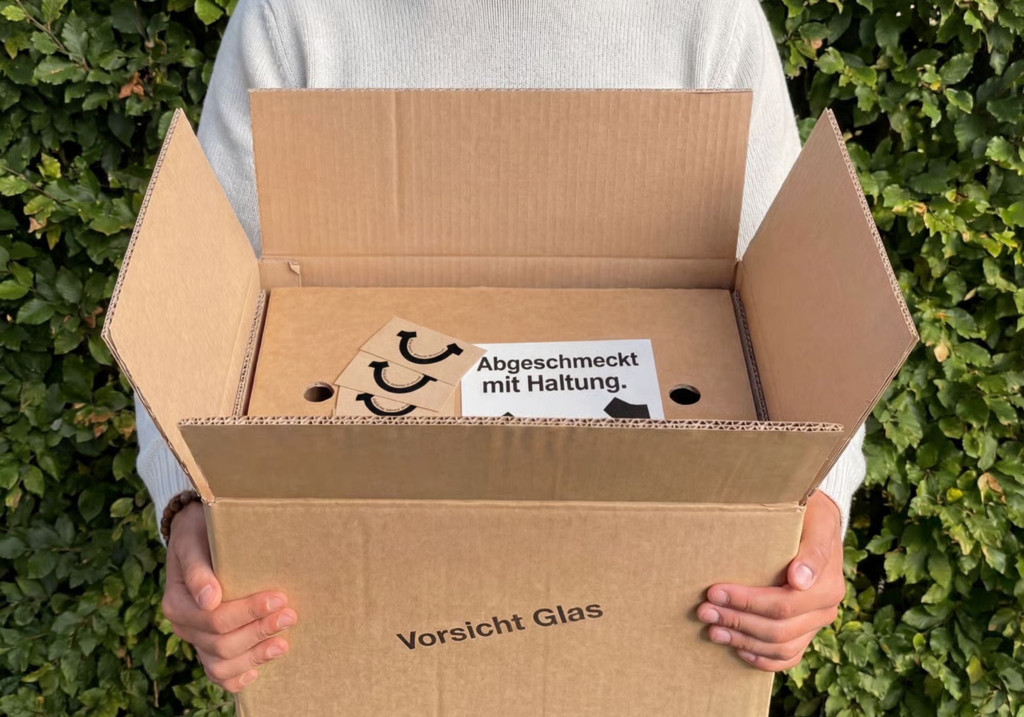 Versandkarton von Tim & Stevens mit Papierpolsterung, plastikfrei verpackt