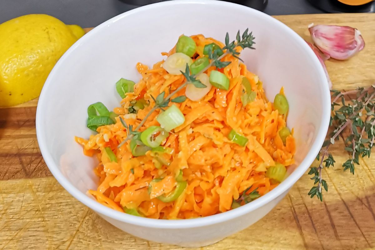 Saftiger Karottensalat mit Honig-Senf-Dressing