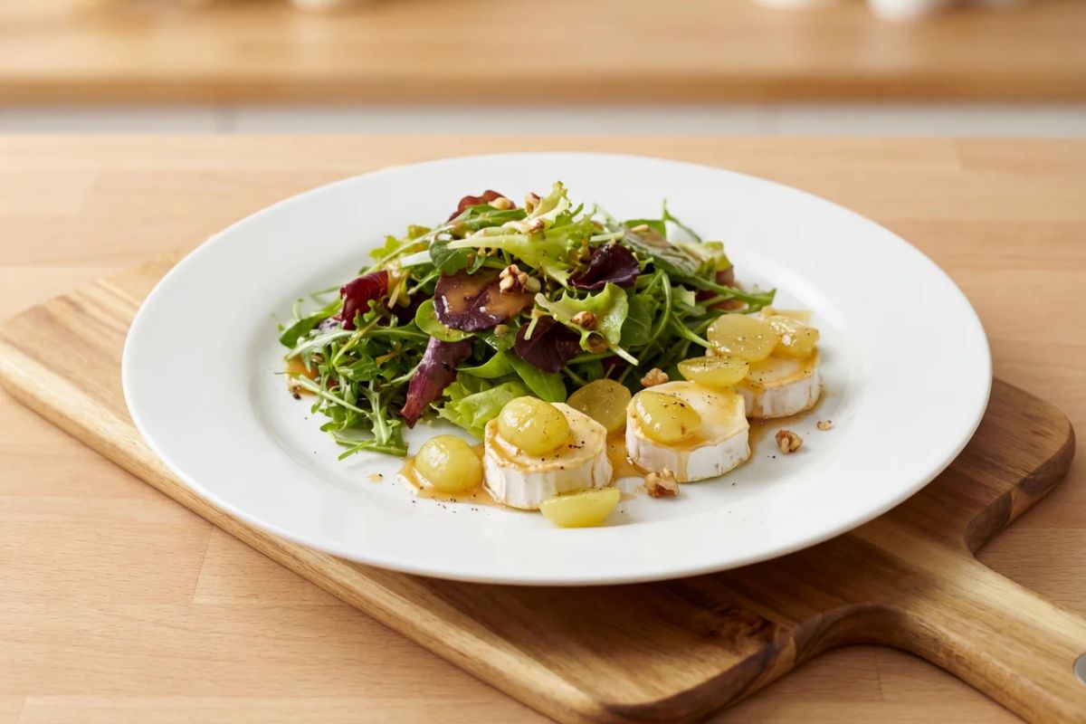 Gemischter Salat mit warmem Ziegenkäse & glasierten Trauben