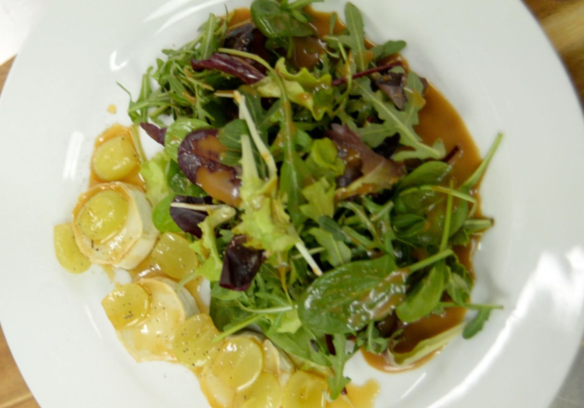 Rheingauer Traube Dressing passt zu gemischten Salaten, Feldsalat sowie Rucola und funktioniert super, wenn Ziegenkäse oder Feta im Spiel sind