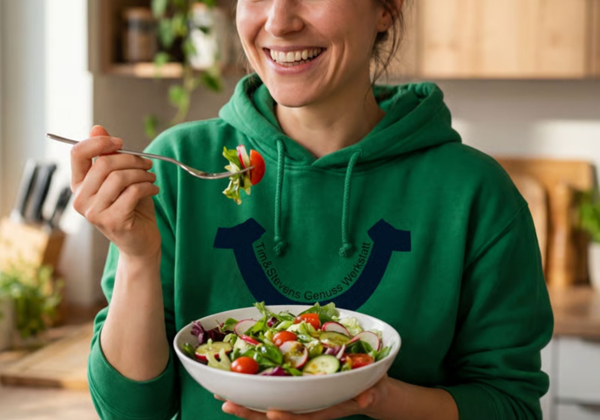 Frau isst Salat mit Tim & Stevens Dressing