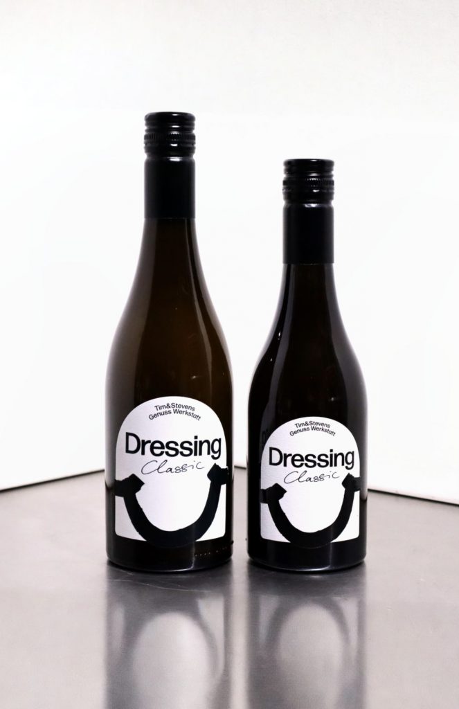 Zwei Flaschen Classic-Dressing