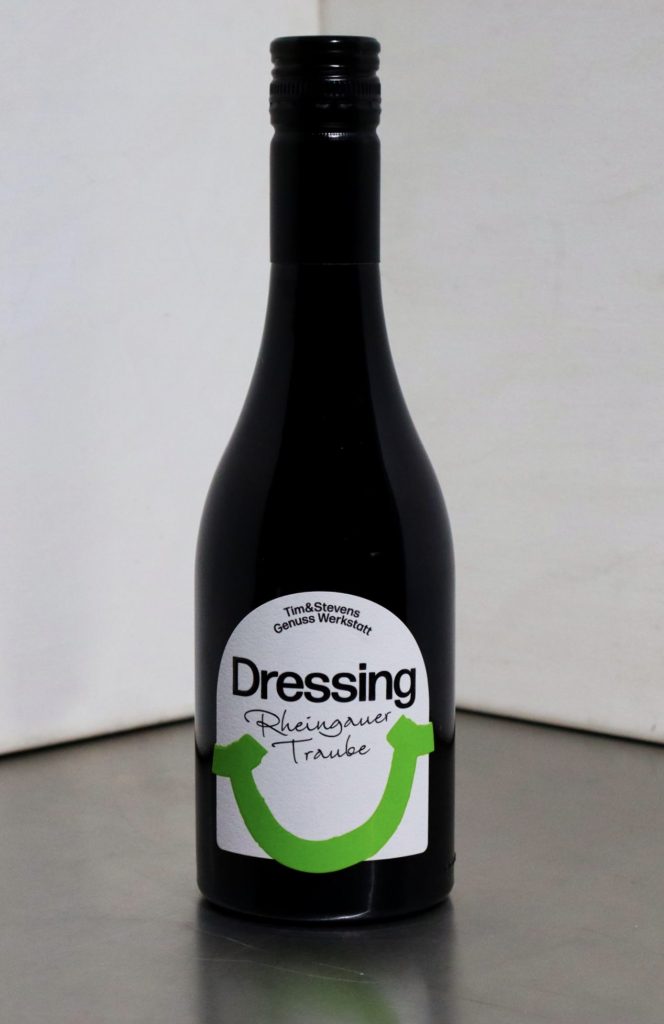 Eine Flasche Rheingauer-Traube-Dressing
