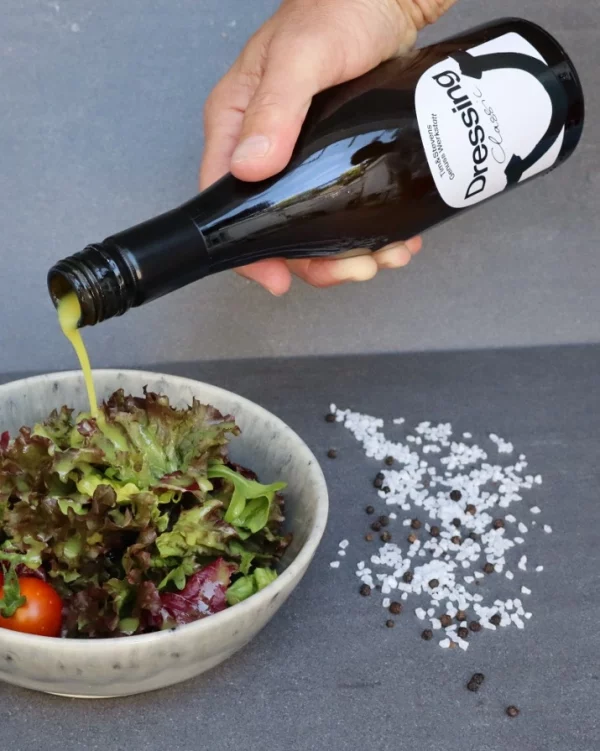 Das Classic-Dressing wird zu einem leckeren Salat gegeben