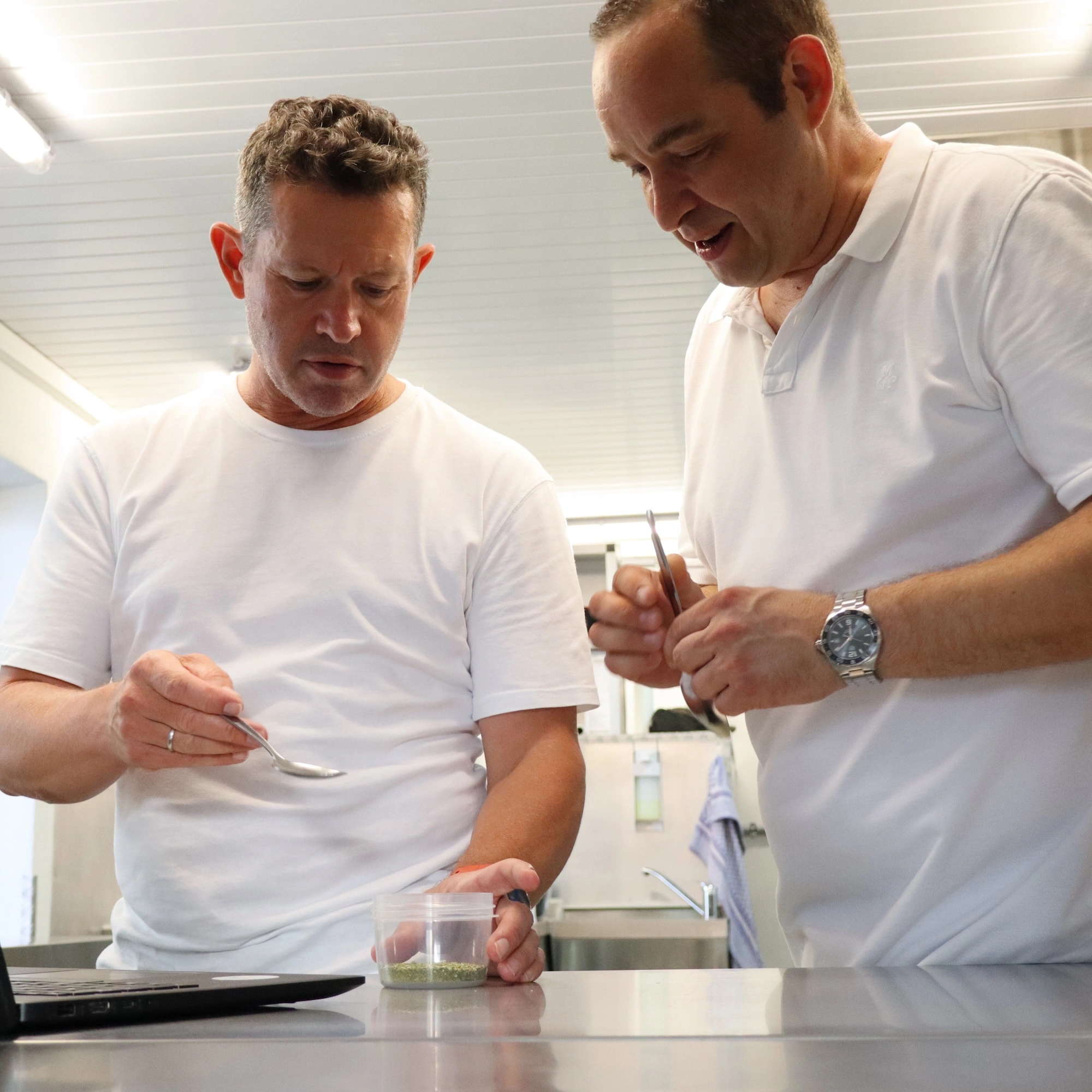 Tim und Steven arbeiten in der Küche an ihren Dressings