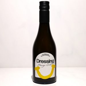 Eine Flasche Mango-Chili-Dressing