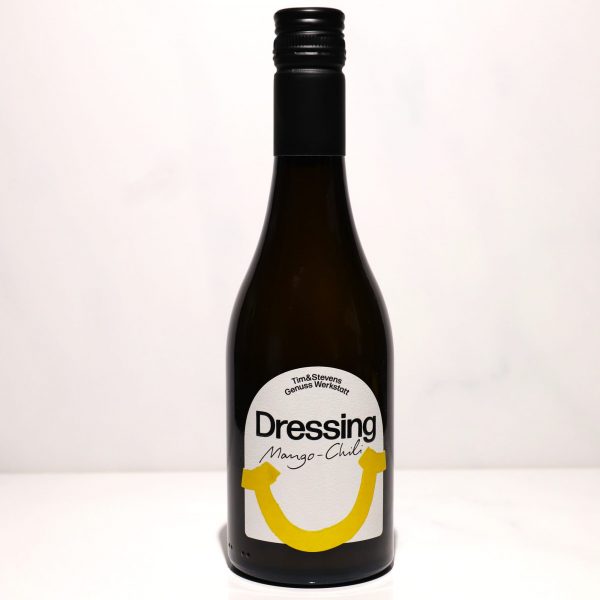 Eine Flasche Mango-Chili-Dressing