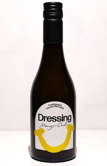 Eine Flasche Mango-Chili-Dressing